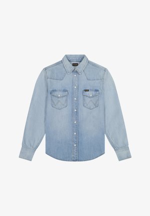 Ανοιχτό μπλε πουκάμισο από τζιν με μακριά μανίκια, μυτερό γιακά, κουμπιά τύπου snap μπροστά και δύο θήκες στο στήθος με καπάκια κλεισίματος.