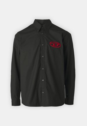 Melnas garās piedurknes krekls ar pogājamās apkakles. Izceļas ar sarkano izšūto logotipu kreisajā krūtī un atbilstošām melnām pogām.