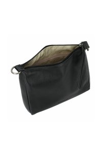 Pochette in pelle nera con chiusura a zip, caratterizzata da un’esterno testurizzato e un interno beige con branding stampato. Include un tirante laterale per la zip.