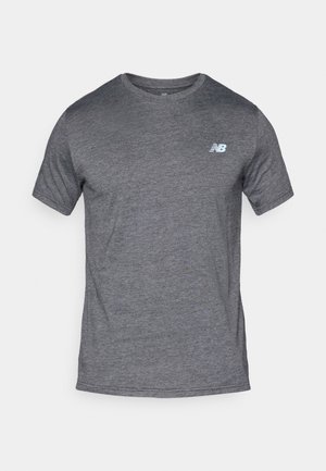 Tricou gri din bumbac cu mâneci scurte și guler rotund. Prezintă un mic logo albastru pe piept și un țesut moale și texturat.
