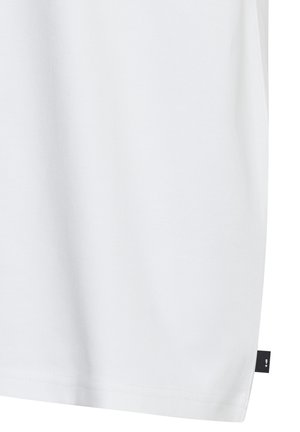 Weißes Baumwoll-T-Shirt mit glattem Textur, lockerer Passform und einem kleinen schwarzen Gewebetag an der unteren Seitennaht. Keine sichtbaren Muster.