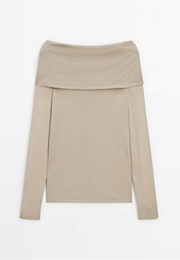 Beige off-the-shoulder pitkähihaine paita, joka on valmistettu sileästä ja joustavasta kankaasta. Kaatuu vapaasti kaula-aukosta ja siinä on sivusaumat.