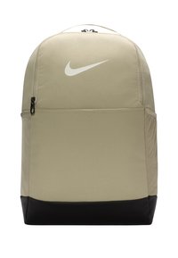 Mochila de tela caqui con base negra, que presenta un logo blanco de Nike. Tiene dos bolsillos laterales de malla y un cierre de cremallera superior.