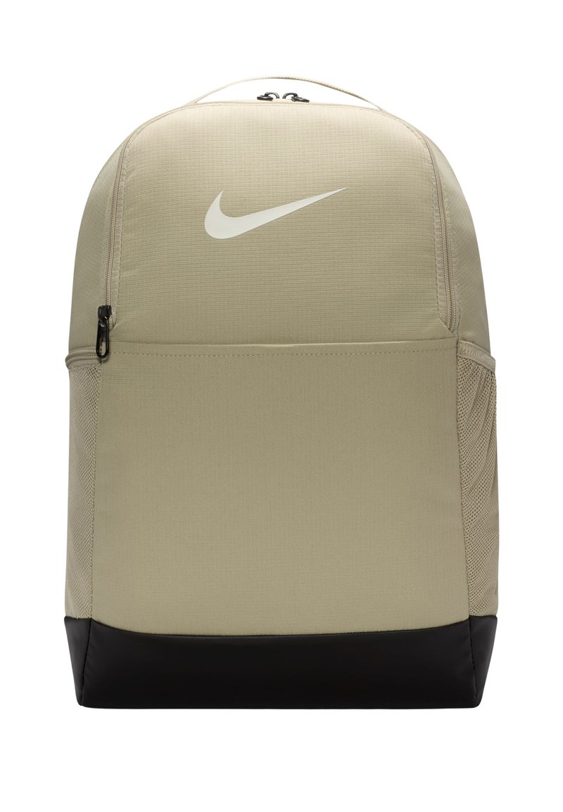 Mochila de tela caqui con base negra, que presenta un logo blanco de Nike. Tiene dos bolsillos laterales de malla y un cierre de cremallera superior.