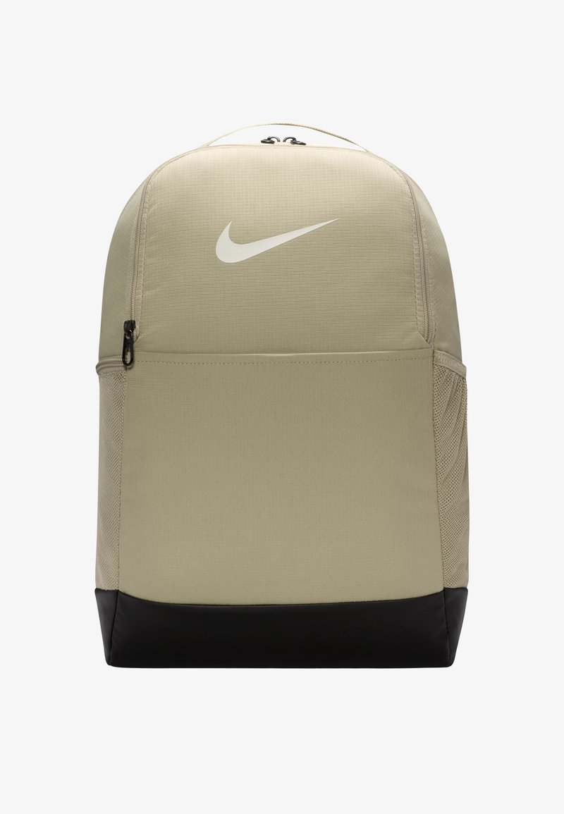 Mochila de tela caqui con base negra, que presenta un logo blanco de Nike. Tiene dos bolsillos laterales de malla y un cierre de cremallera superior.