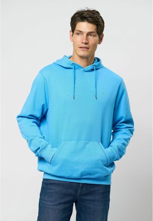 Svijetloplav hooded dukserica od mekanog materijala, s prednjim kengurudžepom, rebrastim manžetama, kapuljačom na vezanje i malim logom na prsima.