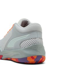 Scarpa sportiva grigia con pannelli in rete, accenti arancioni, un tallone testurizzato e una suola colorata con motivo contrassegnata "PRO-FOAM."