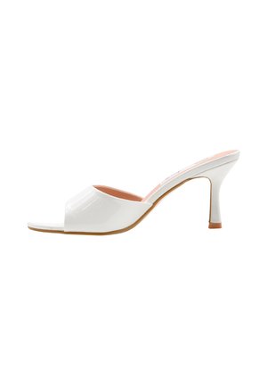 Mule bianco open toe con tacco a spillo di altezza media e finitura lucida, mostrato di profilo su sfondo bianco.