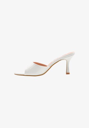 Mule bianco open toe con tacco a spillo di altezza media e finitura lucida, mostrato di profilo su sfondo bianco.