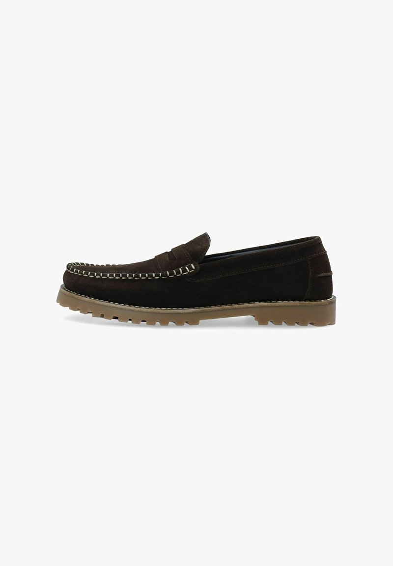 Mocassin en daim brun foncé avec des détails cousus sur le dessus et une semelle en caoutchouc marron clair rainurée, vu de profil sur fond blanc.