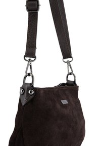 Brązowa torebka zamszowa z elementami ze skóry, regulowanym paskiem na ramię, srebrnymi okuciami i małą metką z logo z boku.