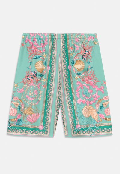 Mönstrade turkosa shorts med korall, snäckor och blommönster i rosa och guldiga detaljer; elastisk midja för komfort.