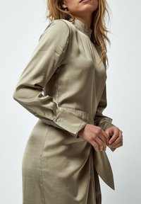 Minus Cocktailklänning - khaki