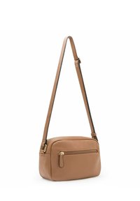 Bolso de cuero marrón claro bandolera con una textura suave, un bolsillo frontal con cremallera y una correa ajustable. Diseño rectangular compacto.