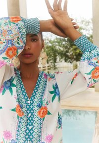 Love & Roses V-NECK NOTCH LONG SLEEVE - Pluus - ivory