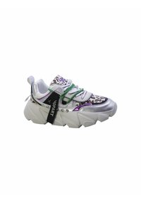 Sneaker chunky con dettagli in argento, stampa leopardata e accenti verdi. Presentano una suola texturizzata, borchie decorative e una cinghia nera con branding.