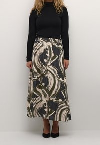 Jupe longue évasée en tissu soyeux avec un motif abstrait de coups de pinceau vert foncé, crème et noir. Taille élastique et texture lisse.