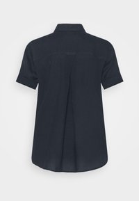 Chemise à manches courtes, bleu marine, avec un col boutonné, coupe décontractée, détail de pli au dos et texture lisse. Fabriquée en tissu léger.