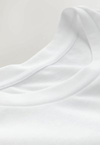 Weißes Baumwoll-T-Shirt mit einer weichen, glatten Textur. Verfügt über einen runden Halsausschnitt und ein schlichtes, klassisches Design ohne Verzierungen.