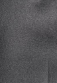 Tissu gris foncé avec une texture tissée lisse. Le matériau est uniforme, présentant un motif fin et serré sur toute la surface.