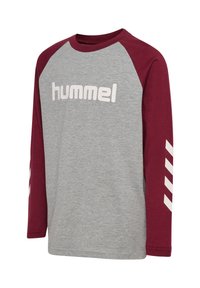 Langærmet skjorte med en grå krop, maroon raglan ærmer og et hvidt "hummel" logo foran med diagonale striber på ærmerne.