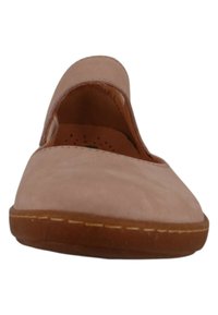 Zapato slip-on de ante rosa claro con puntera redondeada y diseño de recortes. Suela de goma marrón con costuras visibles. Textura suave en toda la superficie.