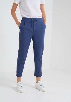 Pantaloni blu navy a vestibilità rilassata con vita regolabile, tasche laterali e caviglie con risvolto, realizzati in cotone leggero.