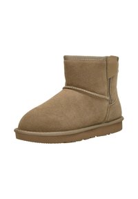 Bruine nubuck enkelboot met ronde neus, gestikte naaddetails en een platte rubberen zool. Voorzien van een zijtab voor gemakkelijk aan- en uittrekken.