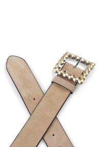 Beżowy zamszowy pasek z kwadratową metalową klamrą, ozdobiony jasnymi cyrkoniami, z kilkoma otworami do regulacji i wykończonymi krawędziami.