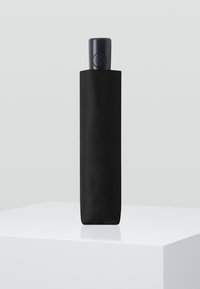 Schwarze isolierte Wasserflasche mit matter Oberfläche und einem dunkelblauen Deckel, der oben einen runden Knopf zum einfachen Öffnen hat.