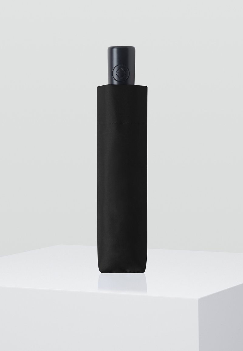 Schwarze isolierte Wasserflasche mit matter Oberfläche und einem dunkelblauen Deckel, der oben einen runden Knopf zum einfachen Öffnen hat.