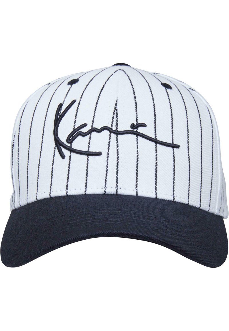 Hvit baseballcaps med vertikale svarte pinstriper, svart buet skjerm og svart brodert signaturtekst på forsiden.
