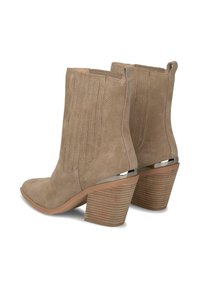 Botines de ante beige hasta el tobillo con punta afilada, costuras verticales y un tacón apilado que presenta un acento metálico.