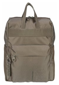 Mochila de tela marrón con superficie texturizada, dos asas superiores, un bolsillo frontal con cremallera y un sutil detalle de logo en la parte delantera.