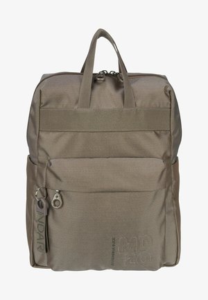 Mochila de tela marrón con superficie texturizada, dos asas superiores, un bolsillo frontal con cremallera y un sutil detalle de logo en la parte delantera.