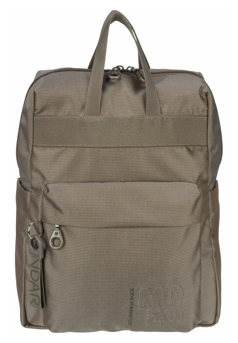 Mochila de tela marrón con superficie texturizada, dos asas superiores, un bolsillo frontal con cremallera y un sutil detalle de logo en la parte delantera.