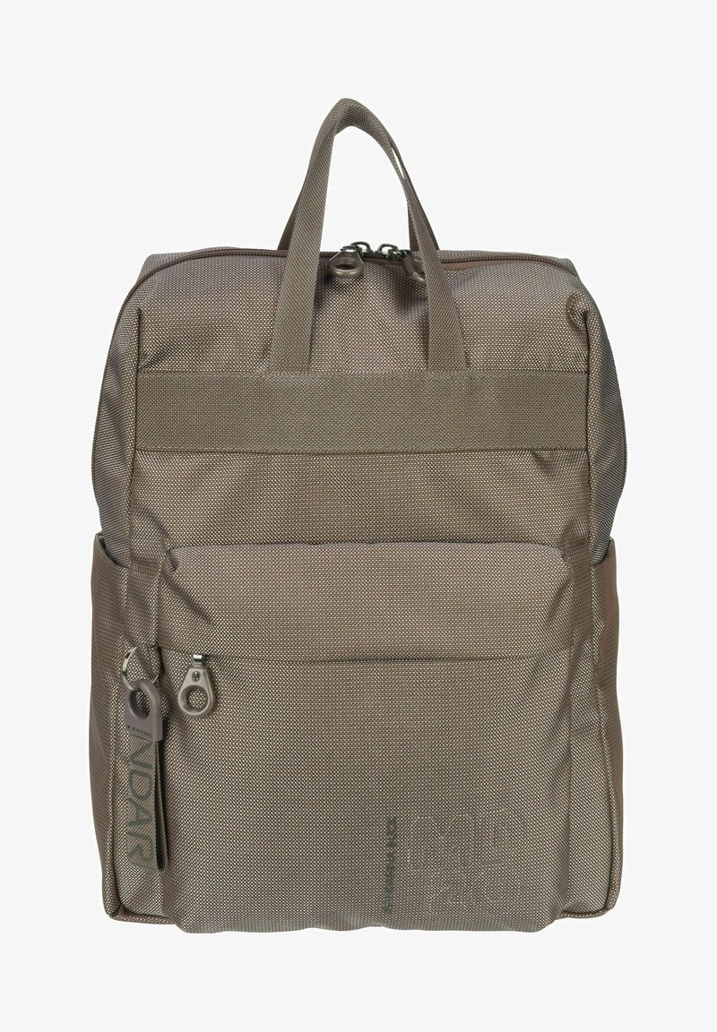 Mochila de tela marrón con superficie texturizada, dos asas superiores, un bolsillo frontal con cremallera y un sutil detalle de logo en la parte delantera.