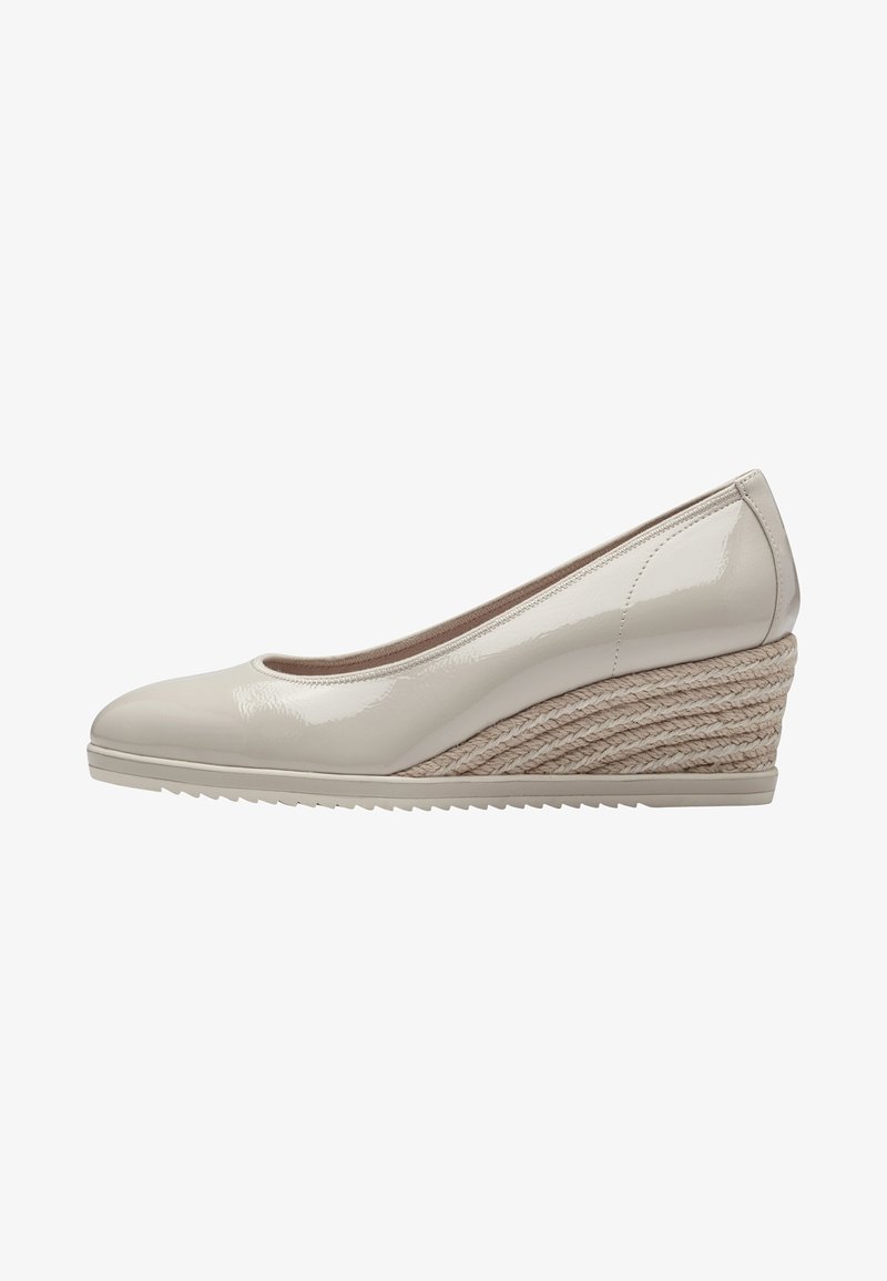 Chaussure compensée en cuir verni beige avec bout arrondi et détails en corde tressée sur le talon compensé ainsi que semelle en caoutchouc texturée.