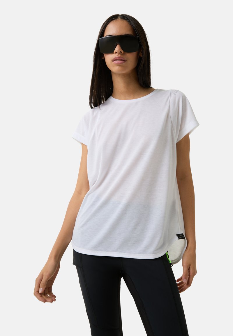 Hvid kortærmet t-shirt lavet af letvægtsstof, med rund halsudskæring og afslappet pasform, parret med sorte bukser.
