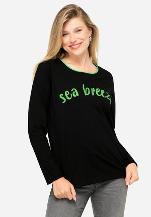 Zwart T-shirt met lange mouwen, voorzien van een groene contrasterende halslijn en de tekst "zeebries" in felgroen. Gemaakt van zachte, rekbare stof.