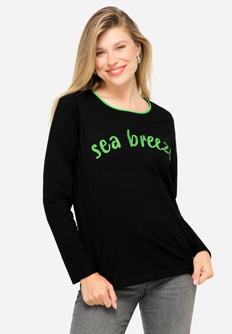 T-shirt a maniche lunghe nera con colletto verde a contrasto e testo "sea breeze" in un verde brillante. Realizzato in tessuto morbido ed elasticizzato.