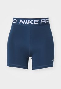 Granatowe szorty sportowe z szerokim elastycznym pasem z napisem "NIKE PRO" w białym kolorze. Gładka tekstura z przeszyciami i akcentem logo.