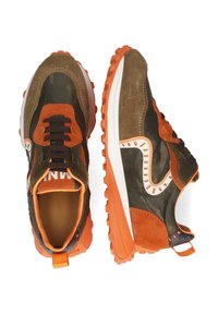 Sportliche Sneakers in Camouflage-Grün und braunem Wildleder mit orangefarbenen Akzenten. Verfügt über ein Schnürdesign und eine strukturierte Gummisohle.