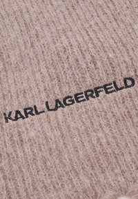 Strikket uldscarf i lys pink med en blød, tekstureret finish. Har sort broderet skrift: "KARL LAGERFELD."