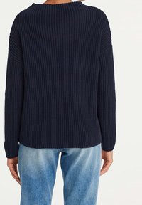 Granatowy sweter z dzianiny o prążkowanej fakturze i szerokich rękawach, z okrągłym dekoltem i krawędzią sięgającą powyżej bioder.