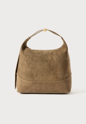 Sac hobo en suédine marron douce et texturée avec un haut incurvé, une bandoulière réglable et un fond en cuir lisse. Détails en matériel doré.