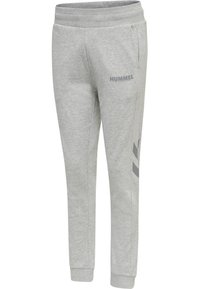 Pantalon de survêtement gris clair avec ceinture et poignets élastiques, poches latérales, logo Hummel sur la cuisse et motif chevron diagonal sur le bas de la jambe.