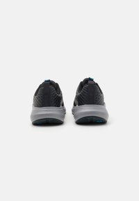 Sorte atletiske sko med en tekstureret overdel, der har gråsåler og teal-accenter ved hælen. Designet inkluderer ventilationshuller.