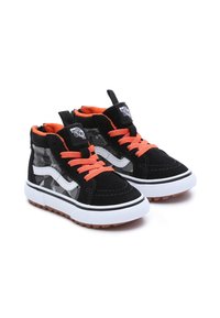 Czarne zamszowe sneakersy za kostkę z pomarańczowymi sznurowadłami, białymi paskami po bokach, teksturowanym szarym wzorem oraz białą gumową podeszwą.