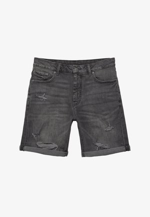 Shorts en denim gris avec des revers roulés, présentant des détails déchirés à l'avant et sur les poches latérales. Design classique à cinq poches.